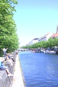 Et stenkast fra lejligheden ligger Christianshavns Kanal